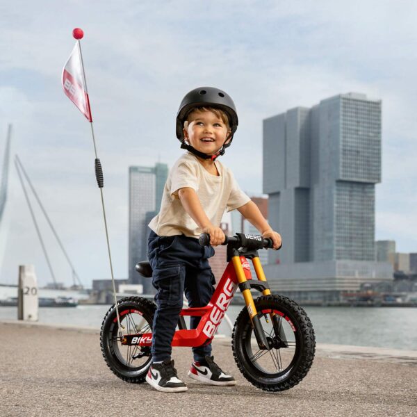 BERG_Biky_Cross_Red_ chlapec na balančním kole