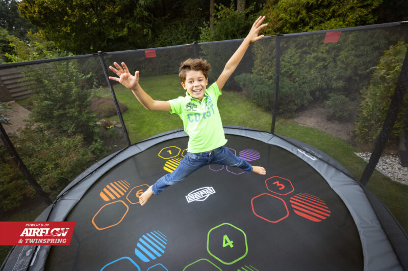 Nadzemní trampolína se zábavnou hrou pro děti