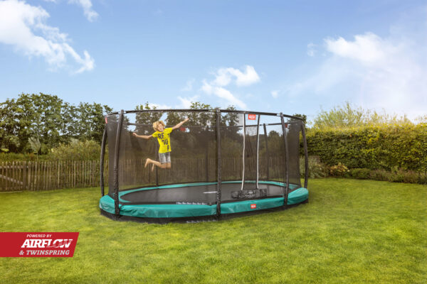 hrající si dítě na trampolíně