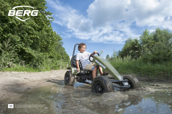 BERG Jeep Revolution BFR chlapec na šlapadle v terénu